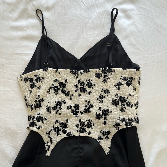 Satin lace detailing midi dress - Picture 5 of 6